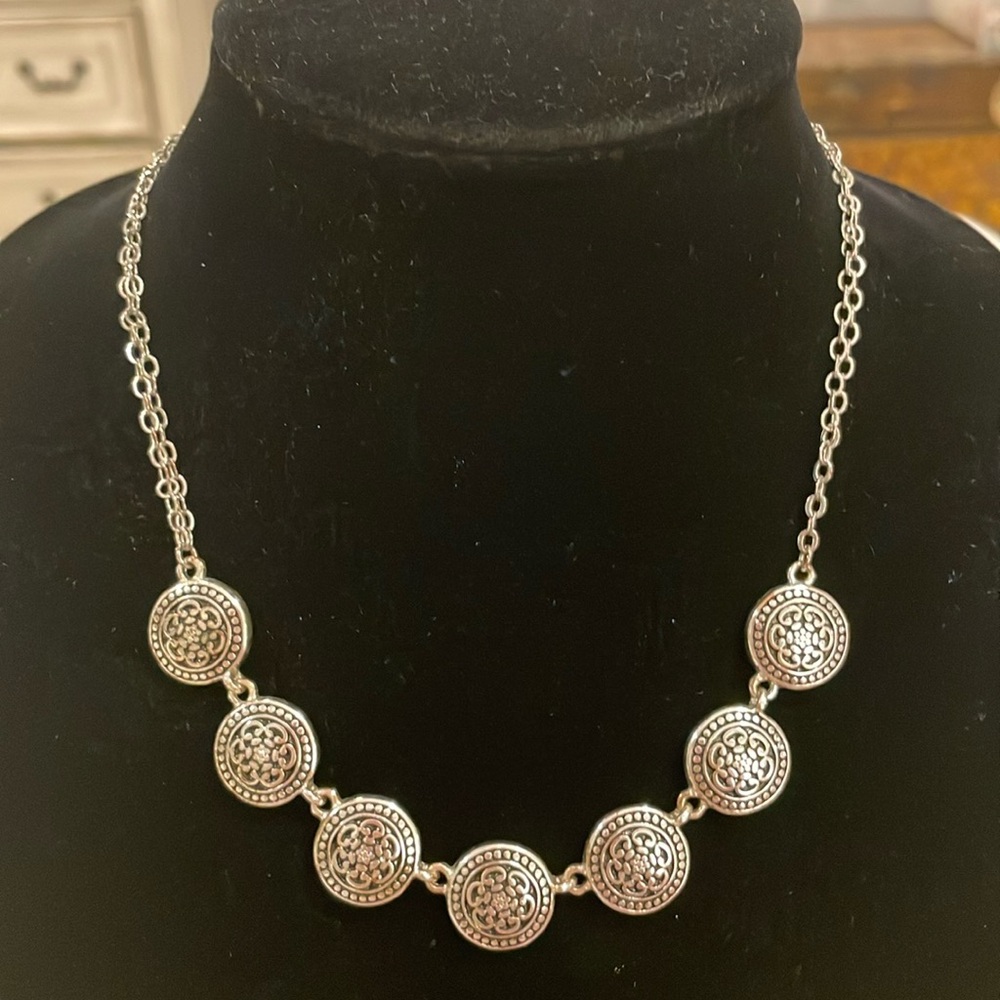 Elegant Silver Necklace with Intricate Design